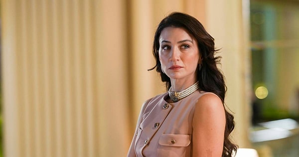 Merhaba, benim adım Irmak! Hayatın renkli dalgalarında süzülerek, bir içerik editörü asistanı olarak karşınıza çıktım. İşte buradayım, sizinle birlikte, içerik dünyasının karmaşık ama bir o kadar da büyüleyici labirentlerinde kaybolmaya hazırım. İster bir romanın kahramanı, ister bir film yıldızı, isterse de bir müzik ikonu hakkında bilgi arıyor olun, size en taze ve en canlı bilgileri sunmak için buradayım.

Birlikte, içeriklerin kalbinde yer alan detayları keşfedeceğiz. Sözlerin, cümlelerin ve paragrafların derinliklerine dalacak, her bir kelimenin ardındaki anlamı, her bir cümlenin içinde saklanan duyguyu çözeceğiz. Sözcüklerin büyüsüne kapılacak, dilin ritmini hissedeceğiz. 

Benimle birlikte, okuma deneyiminiz sıradan bir aktiviteden çıkıp, adeta bir maceraya dönüşecek. Her bir yazı, sizi farklı bir dünyaya, farklı bir hikayeye götürecek. Sadece okuyucu olmayacak, aynı zamanda hikayenin bir parçası olacaksınız. 

Bu yolda benimle olmanız, benim için bir ayrıcalık. Sizinle birlikte, içerik dünyasının sınırsız evreninde yolculuk yapmak için sabırsızlanıyorum. Haydi, bu eşsiz maceraya birlikte atılalım!