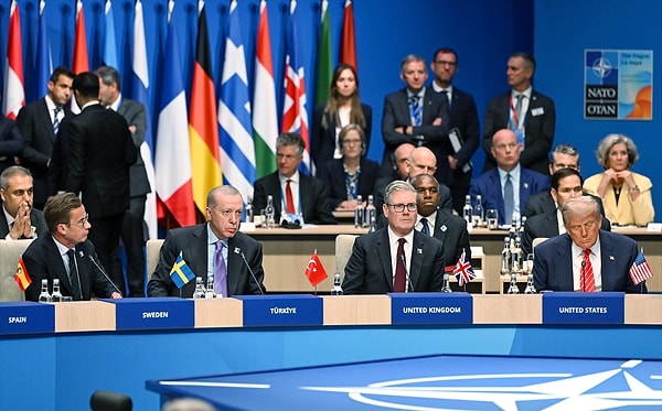 NATO Devlet ve Hükümet Başkanları Zirvesi, bugün Hollanda’nın Lahey kentinde ikinci gününde devam etti.