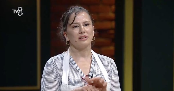 Şeflerin karşısına yemek yapmak için çıkan Melda Balkar'ın yanında tarif defterlerini getirdiğini gören jüri epey şaşırdı.