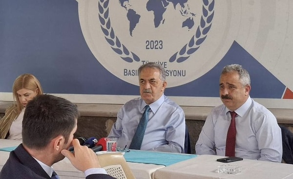 AKP Genel Başkan Yardımcısı Hayati Yazıcı, Ankara’da Türkiye Basın Federasyonu’nun ‘Anadolu Sohbetleri’ programında medya temsilcileri ile bir araya geldi. Görseli