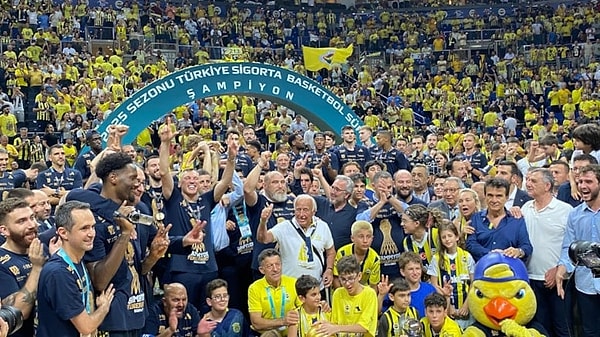 Türkiye Sigorta Basketbol Süper Ligi play-off final serisi beşinci maçında Fenerbahçe Beko ile Beşiktaş Fibabanka, Ülker Spor ve Etkinlik Salonu'nda karşılaştı. Görseli