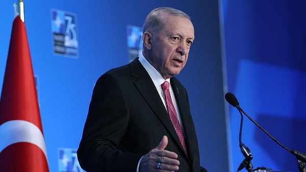“Türkiye, dünya siyasetinde önemli roller üstleniyor. Dünya barışı için her zaman elini taşın altına koyuyor. Bunu Rusya-Ukrayna Savaşında gördük. Bunu İran-İsrail arasında yaşanan çalışmalarda gördük. Türkiye bunlarla uğraşırken bir yandan da iç cepheyi güçlendirmeye çalışıyor. Ancak ana muhalefete baktığımızda, ana muhalefet cephesinde enteresan bir karışıklık ve bu meselelerle alakalı çok uluslu görüşler var.”