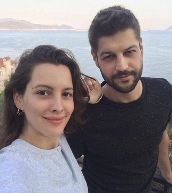 Zamanla ilişkileri magazin dünyasında “örnek çift” olarak anılmaya başladı.