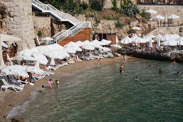 Kurban Bayramı tatilinde hizmete açılan Mermerli Plajı'nda kişi başı 1000 TL giriş ücreti, kamuoyunda tepkilere neden olmuştu. Sosyal medyaya yansıyan fişlerde iki kişilik giriş ücretinin toplam 2 bin TL olduğu görülmüştü.
