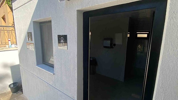 Antalya'nın tarihi Kaleiçi Yat Limanı'nda bulunan Mermerli Plajı, tadilat sürecinin ardından yeniden hizmet vermeye başladı.