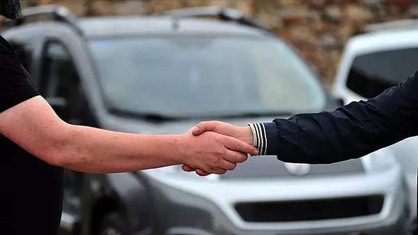 İkinci el motorlu kara taşıtı ticaretiyle ilgili iki yeni düzenleme geliyor. Bu düzenlemelerden ilki, motosiklet, otomobil ve arazi taşıtlarının ilk tescil tarihinden itibaren 6 ay ve 6 bin kilometreyi geçmeden doğrudan ya da dolaylı şekilde pazarlanması veya satışını yasaklıyor.