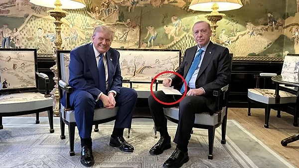 Görüşme sırasında çekilen karelerde, Cumhurbaşkanı Erdoğan’ın dikkatle tuttuğu beyaz zarf hakkında çeşitli iddialar gündeme geldi. Zarfta ABD’den iletilen özel bir mesaj ya da teklif olduğu iddia edildi.