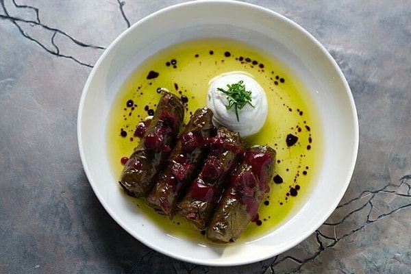 Mehmet Şef’in restoranından yapılan resmi açıklama ve paylaşılan başka bir fotoğraf, tabağın eksik servis edildiği izlenimi yarattığını ortaya koydu. Görseli