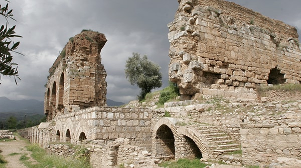 How to get to the ancient city of Tralleis?