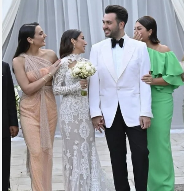 Sibel Can'ın aksine magazinden bir hayli uzak olan oğlu Engincan Ural 2022 senesinde Merve Kaya ile dünyaevine girmişti.