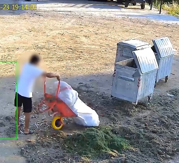 Yaz sezonu başlamışken çöp kutusu dışına atılan çöpler daha fazla koku yayıyor.
