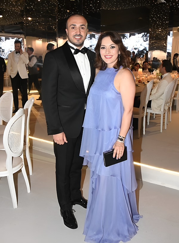 Boşanma kararı alan Ezgi Mola ile Mustafa Aksakallı, boşanmadan tam 3 gün önce Çorum’da gerçekleşen Elif Engin ile Ahmet Emin Ahlatcı’nın düğünde poz vermişti.