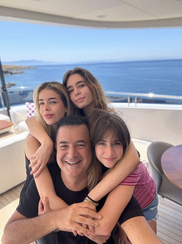 Acun Ilıcalı, yoğun geçen sezonun yorgunluğunu atmak için bu kez kızları Leyla, Yasemin ve Melisa ile soluğu tatilde aldı.