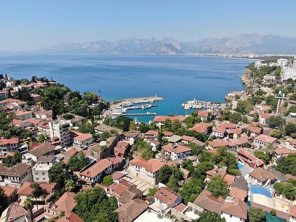 82 nüfusu olan Tuzcular Mahallesi’nin gündüzleri sokakları boş kalıyor. Akşamları ise nüfus 10 bini aşıyor.