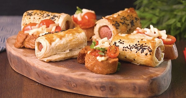 Airfryer'da Milföye Sarılı Sosis ve Pişmiş Domatesli Bruschetta Nasıl Yapılır?