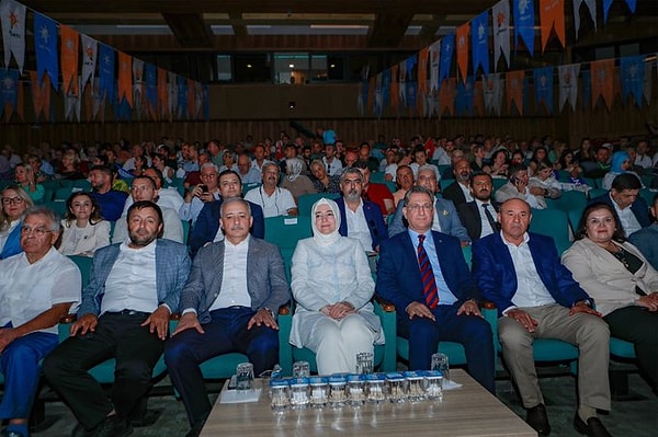AKP’nin Muğla il teşkilatında yaşanan tartışma sosyal medyada gündem oldu.