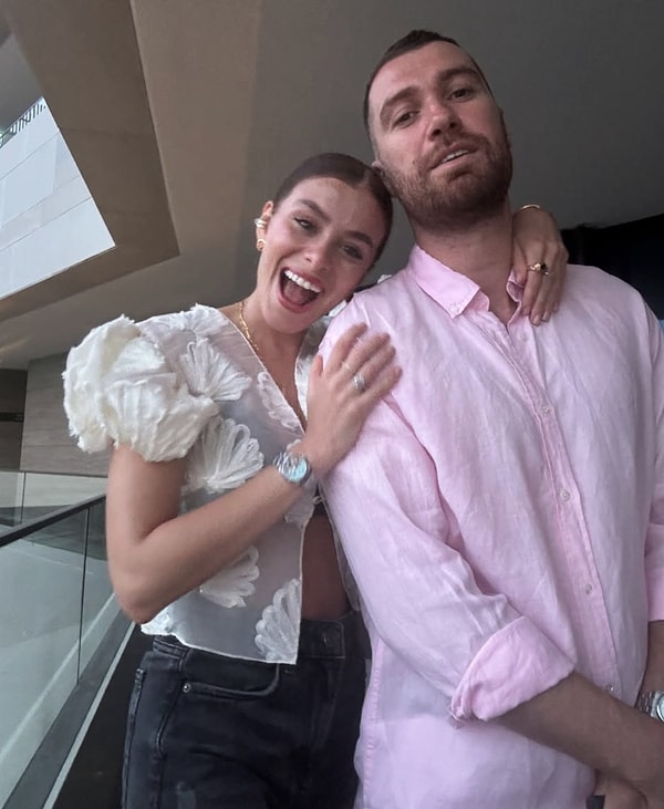 La belle actrice, qui a perdu son cœur pour Oğulcan Engin, le fils de Seda Sayan et Sinan Engin, n'a en fait pas vécu leur relation loin des yeux du public depuis le premier jour.