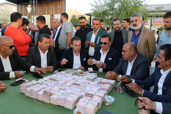 Takı töreni 5 saat sürdü.