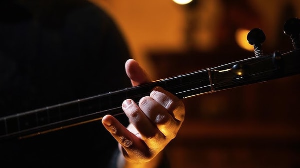 Bu dizeler dilden dile yayılır, ozanlar, abdallar bu ağıtı söyler ama herkes o dönem hala sağ olan Zahide’ye saygısından adını saklı tutar.