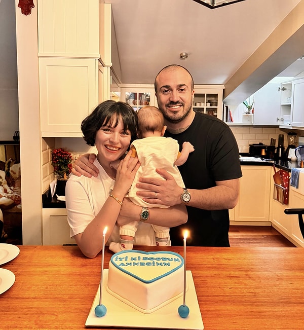 Haliyle bu ayrılık herkesi şaşırttı çünkü Ezgi Mola ve Mustafa Aksakallı çiftini en son Sinan Engin’in kızı Elif Engin’in Çorum’daki düğününde bir arada görmüştük.