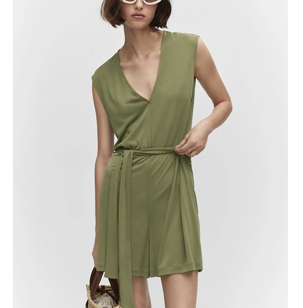 Hem rahat olayım hem de şık görünmek istiyorum diyorsanız, Mango’nun Kravatlı Modal Tulum modeli tam size göre!