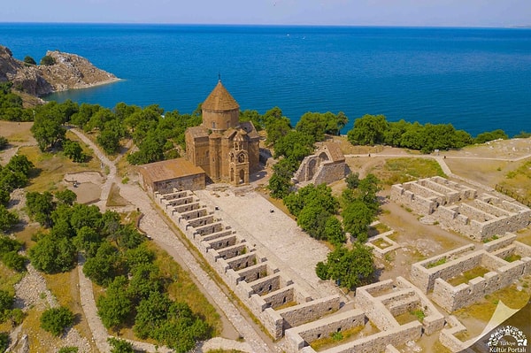 Architectural Features and Artistic Details of Akdamar Church