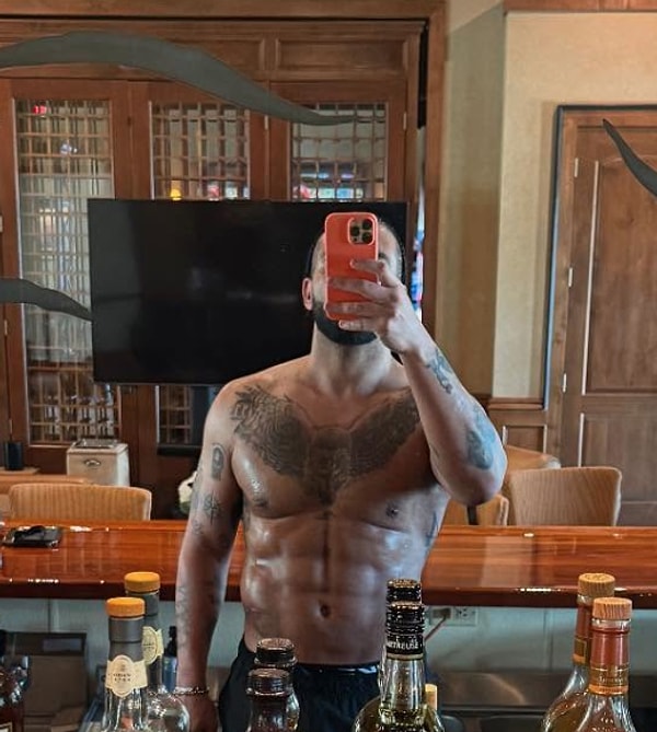 Kaslarıyla şov yapan Drake, Instagram’da paylaştığı gönderiyle sosyal medyada alay konusu oldu. Ancak olay fotoğraftaki kaslar değil, kasların "fazla kusursuz" olmasıydı…