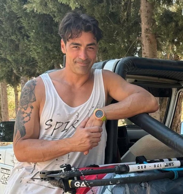 Sarp Levendoğlu, l'un des noms les plus appréciés du monde de la télévision et du cinéma turcs, est l'un des noms fréquemment mentionnés pour son jeu d'acteur et sa mise en scène.