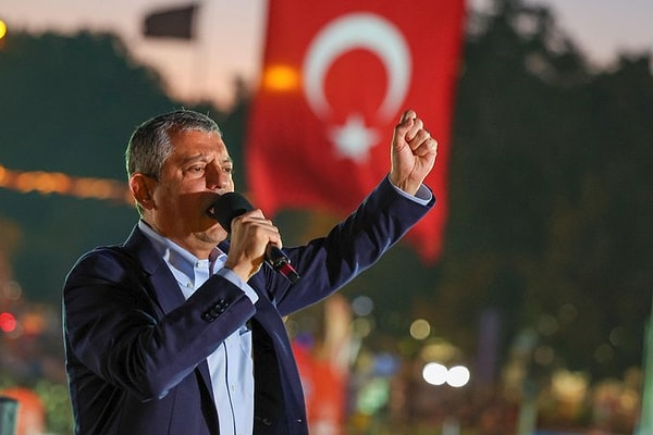 Özgür Özel, 19 Mart’ta başlayan operasyonlar için darbe tanımını kullanmaya devam etti.