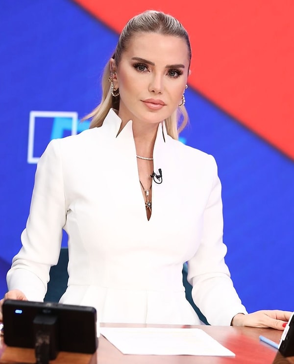 Ece Erken, uno de los rostros más conocidos del mundo de la televisión, comenzó su carrera como actriz y ahora continúa como una de las presentadoras de programas de revistas más solicitadas.