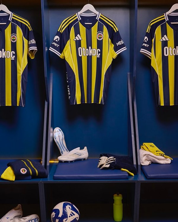 Jhon Duran transferini bitirmek üzere olan Fenerbahçe yeni sezonda giyeceği formaları da tanıttı.