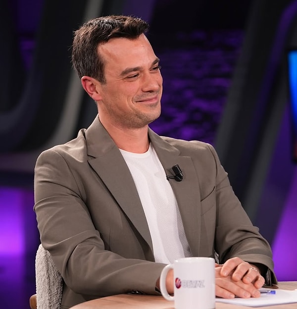 Özgür Uysal, sadece başarılı bir komedyen olmakla kalmayıp, aynı zamanda yazılarıyla da dikkat çeken çok yönlü isimlerden biri.