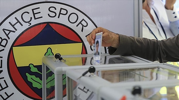 Fenerbahçe'de olağanüstü kongre için toplanan imzalar kulübe teslim edildi.
