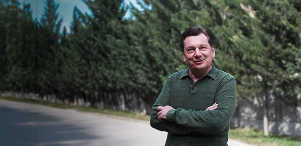Vedat Milor’un tanıttığı mekanlar ve tattığı yemekler ilgi ile takip ediliyor.