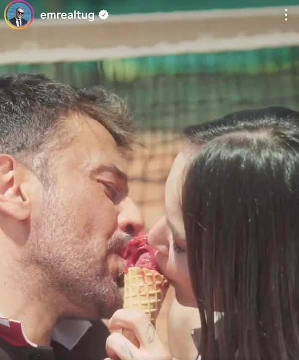Les moments où Emre Altuğ mangeait la même glace que son partenaire dans le clip sont rapidement devenus viraux.
