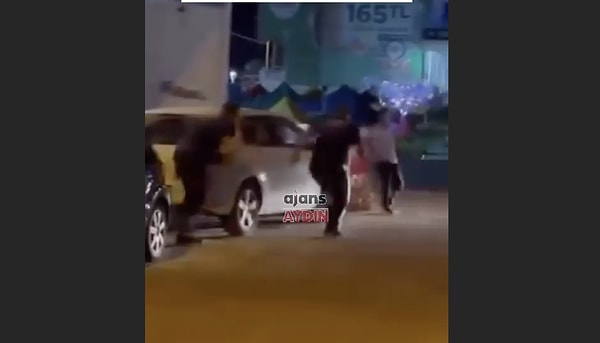 Balon satan çocuğu gözüne kestiren ikili, bir arabanın arkasına geçerek bekledi.