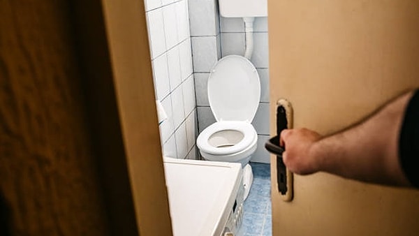 10. Banyo kapı kolu ve ışık düğmesi.