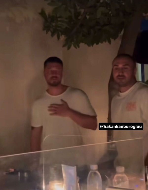 Gazeteci Hakan Kanburoğlu'nun paylaşımına göre, Mustafa Aksakallı ve Murat Boz Alaçatı akşamlarında görüntülendi.