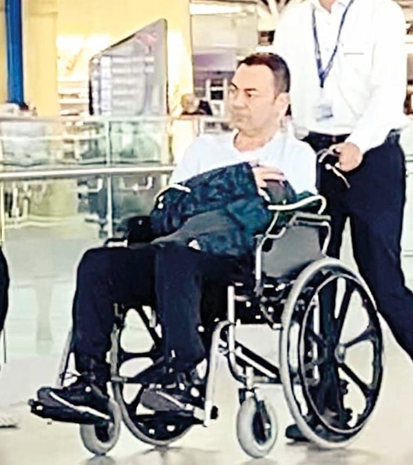 Hürriyet'ten Behlül Aydın'ın haberine göre; Kıbrıs konserinden sonra Ercan Havalimanı’nda gazetecilerin objektifine takılan Ortaç’ın tekerlekli sandalye kullanmak zorunda kalması, sevenlerini bir kez daha endişelendirdi.