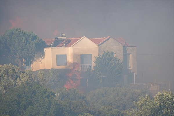 İzmir'in Çeşme ilçesinde dün ziraat alanında başlayıp ormana ve makiliğe sıçrayan yangın nedeniyle ulaşımda aksama yaşanıyor.