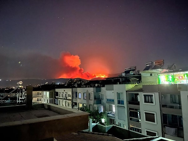 İzmir’in Çeşme ilçesinde devam eden yangının ardından bir yangın da Ödemiş ilçesinde çıktı.
