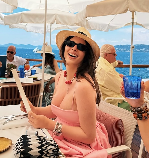 Annesi Defne Samyeli ve Deren Talu ile Cannes'a tatile giden Derin Talu son olarak tatilden yaptığı paylaşımlarla adından bahsettirmişti.