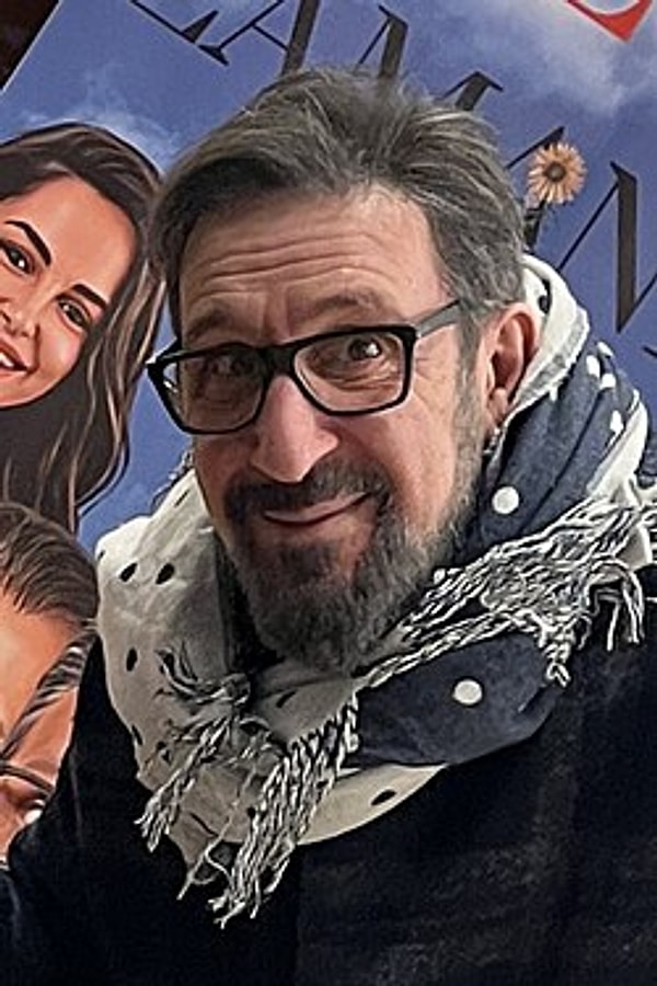 Her şey Cem Özer’in anlattığına göre, Şafak Sezer’in sık sık sete geç kalmasıyla başlamış.