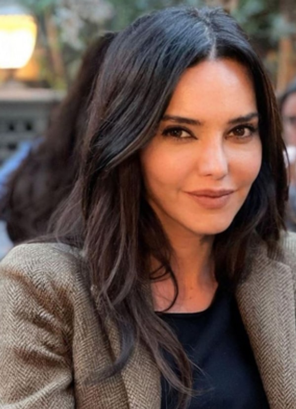 Hande Ataizi Kimdir?