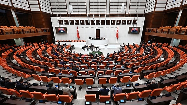 Meclis’te 100’den fazla kişi zehirlenme şüphesiyle hastaneye başvurdu.