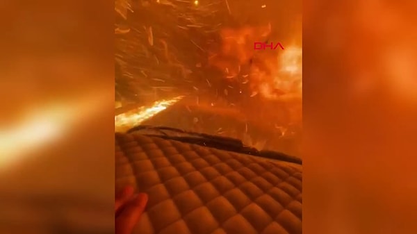 Demirören Haber Ajansını'nın geçtiği görüntüde; bir yolcu otobüsü otoyola kadar gelen alevlerin arasından geçmek zorunda kaldı.