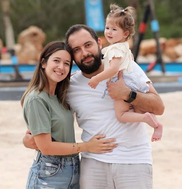 Acun Ilıcalı’nın ilk eşi Seda Başbuğ’dan olan büyük kızı Banu Ilıcalı, göz önünde olmaktan kaçınan ve özel hayatını gizli tutan isimlerden biri.