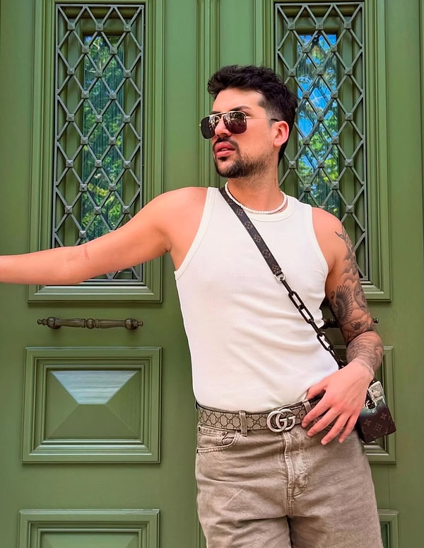 Bir dönem sosyal medyayı kasıp kavuran, DJ kabinlerinden sahne şovlarına, televizyon ekranlarından polemiklere uzanan Kerimcan Durmaz son zamanların dikkat çeken isimlerinden biri.