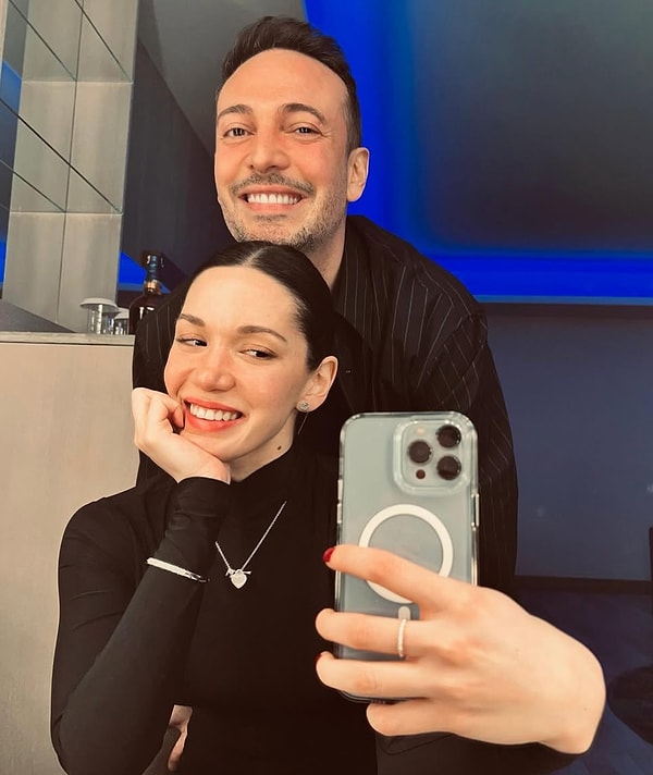 Oğuzhan Koç ha llamado la atención con su relación, que ha estado en la agenda de las revistas durante mucho tiempo. Tras su breve matrimonio con Demet Özdemir, el cantante se enamoró de la actriz Hazal Subaşı.