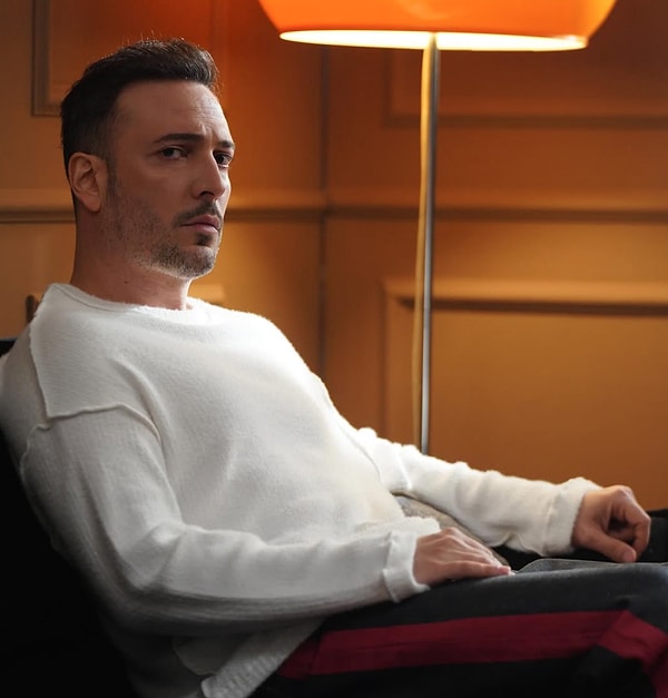 Oğuzhan Koç, uno de los nombres más queridos de la música turca, es uno de los nombres que ha ocupado su lugar en la agenda de la revista con su exitosa carrera y vida privada.